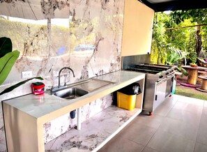 Terrace/patio - Casa Nova Quepos, only 9 km from Manuel Antonio beach Costa Rica. (Quepos)