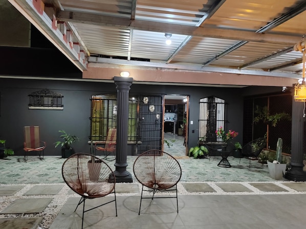 Terrace/patio - Casa Nova Quepos, only 9 km from Manuel Antonio beach Costa Rica. (Quepos)