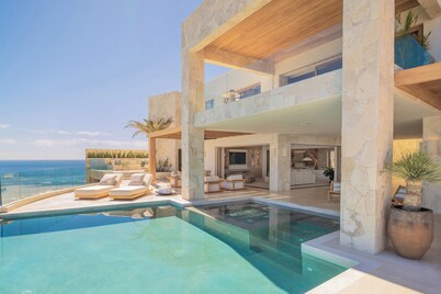 Stunning Beachfront Villa w/ Gourmet Chefs, Butlers, Chauffeur, Yacht, Gym and m