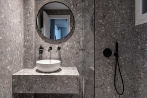 Shower, rainfall showerhead, designer toiletries, hair dryer - Elliot Petralona, Athens (Athens)
