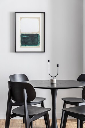 Apartment, 2 Bedrooms, Balcony | In-room dining