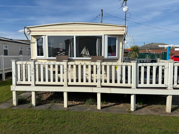 Cabin | Terrace/patio - 2 Bed Caravan - Sleeps 6 - Dogs - Parking - Wifi (Skegness)