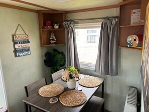 Cabin | Dining - 2 Bed Caravan - Sleeps 6 - Dogs - Parking - Wifi (Skegness)