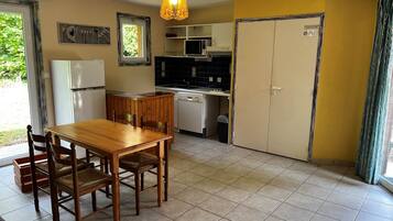 Fridge, microwave, dishwasher, coffee/tea maker