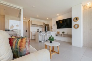 Un apartamento moderno con sala de estar, cocina y comedor.