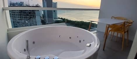 Bañera de hidromasaje exterior