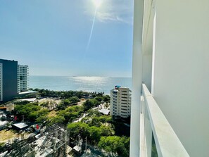 A high-rise building with a view of the sea and a clear sky. - U-GO Porto Horizonte Junto al Mar Sta Mta (Santa Marta)