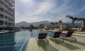 3 piscines extérieures