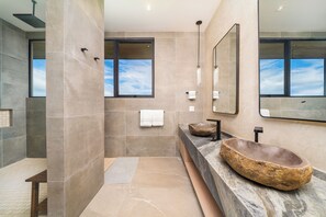 Shower, eco-friendly toiletries, hair dryer, towels - Spacious estate in enjoyable Playa Langosta with AC, fitness room, WiFi (Playa Langosta)