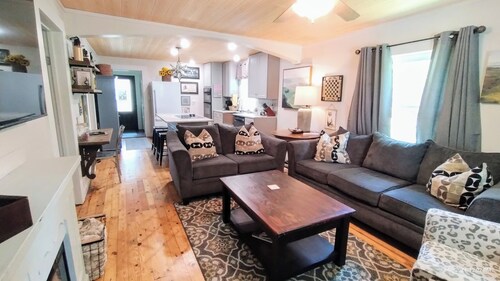 Charming cottage Pet Friendly 1 BR Tranquil Steele Wifi