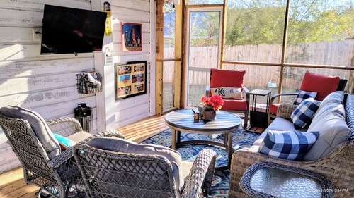 Charming cottage Pet Friendly 1 BR Tranquil Steele Wifi