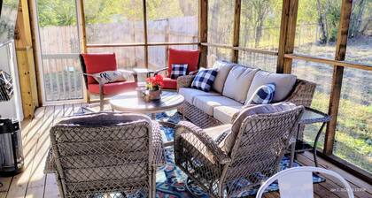 Charming cottage Pet Friendly 1 BR Tranquil Steele Wifi