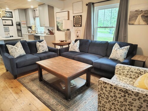 Charming cottage Pet Friendly 1 BR Tranquil Steele Wifi