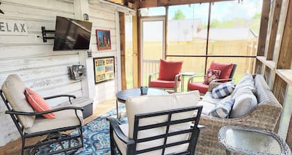 Charming cottage Pet Friendly 1 BR Tranquil Steele Wifi