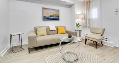 Cozy 1 Bdr apartment newly renovated, close to services, highways and transport.