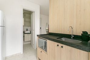 Fridge, microwave, stovetop, cookware/dishes/utensils - Montblanc Godrop (Florianópolis)