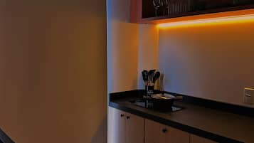 Geladeira, micro-ondas, cooktop, talheres/pratos/utensílios de cozinha