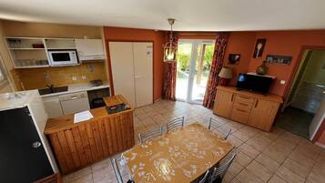 Fridge, microwave, dishwasher, coffee/tea maker