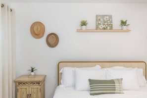 3 slaapkamers, een bureau, een strijkplank/strijkijzer, reisbedje