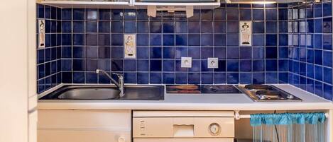 Réfrigérateur, micro-ondes, lave-vaisselle, cafetière/bouilloire