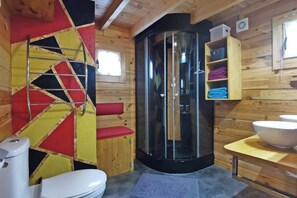 Suihku, hiustenkuivaaja, pyyhkeet, vessapaperi