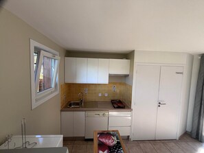 Réfrigérateur, four à micro-ondes, lave-vaisselle, cafetière-théière