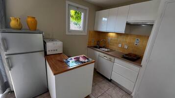 Fridge, microwave, dishwasher, coffee/tea maker
