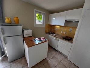 Fridge, microwave, dishwasher, coffee/tea maker