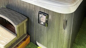 A hot tub with a wooden exterior, a control panel, and steps leading up to it. - Pinson, Gîte with outdoor spa ideal for couples (Saint-Avit-Sénieur)
