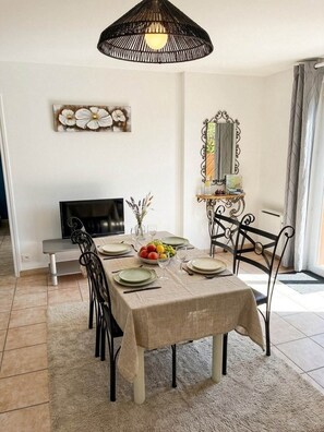 Dining - Pinson, Gîte with outdoor spa ideal for couples (Saint-Avit-Sénieur)