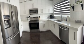 冷蔵庫、電子レンジ、オーブン、コンロ