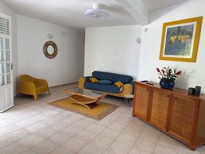 Téléviseur, lecteur de DVD, livres