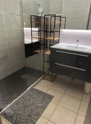 Chuveiro, secador de cabelo, toalhas de banho, sabonete