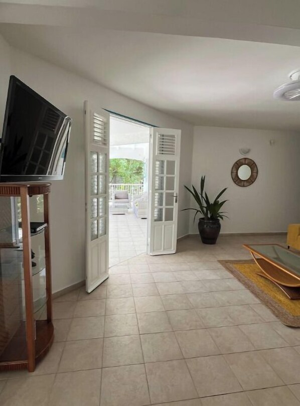 TV, DVD player, books - Creole country villa (Morne-à-l'Eau)