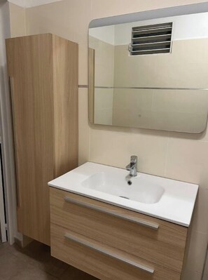 Een douche, een haardroger, handdoeken, zeep