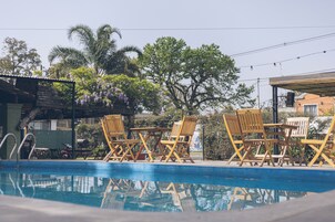 Bar junto a la piscina