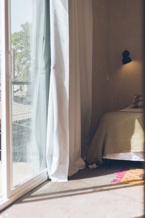 Standard Double or Twin Room, Courtyard View - Hostel Pura Vida Mae (Yerba Buena)