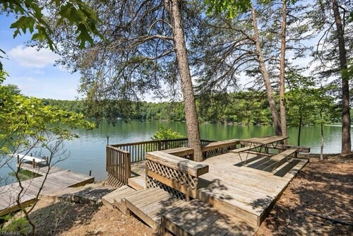 Lake Point Escape - Dock and Hottub on Belews Lake