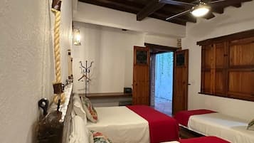 Family Room | Laptop workspace, free WiFi