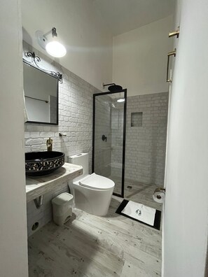 Basic Double Room | Bathroom | Shower, towels, soap, shampoo - BOHEMIA HOTEL BOUTIQUE  (Mompos)
