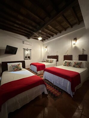 Basic Room | Laptop workspace, free WiFi - BOHEMIA HOTEL BOUTIQUE  (Mompos)