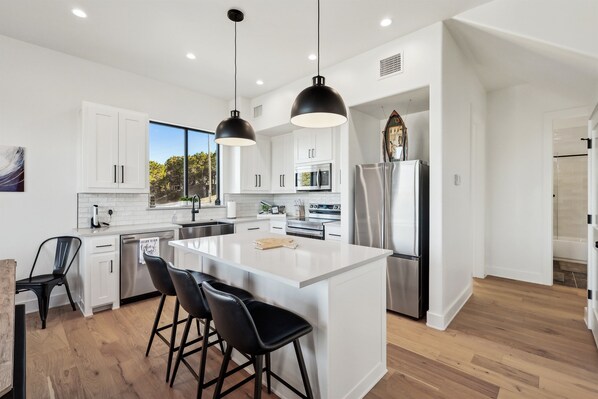 Réfrigérateur, four à micro-ondes, un four, surface de cuisson