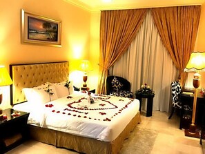 Lägenhet Deluxe | Värdeförvaringsskåp på rummet, skrivbord och arbetsyta för laptop