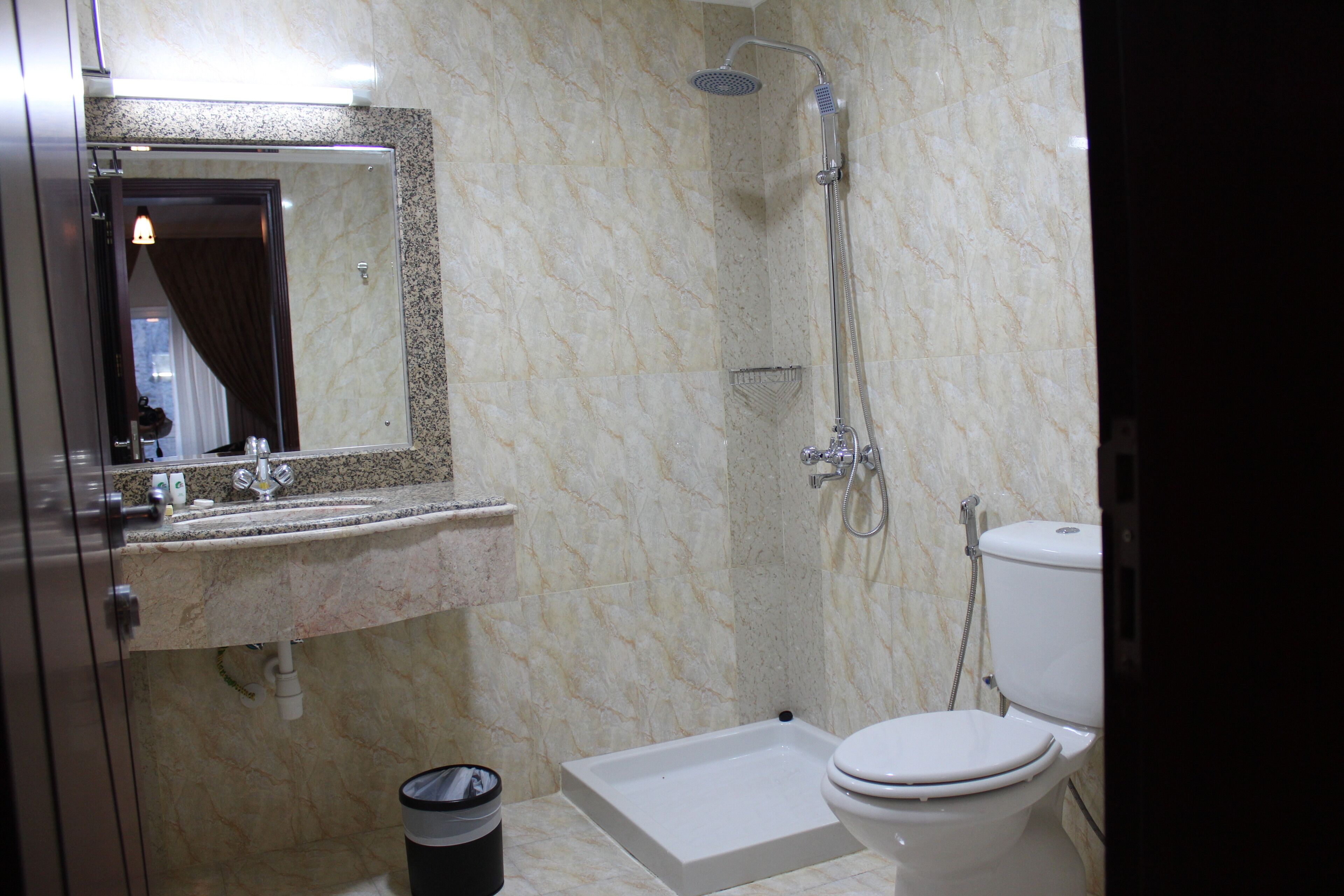 Un baño con ducha, inodoro y lavabo.