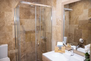 Deluxe Twin Room | Bathroom | Bathrobes, slippers - QUICK'HOT BY GTS (Villeurbanne)