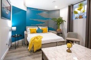 2 habitaciones, escritorio y tabla de planchar con plancha 