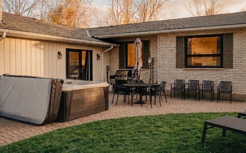 6-Bedroom Modern Escape in Horseshoe-Pool+Hot tub