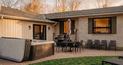 6-Bedroom Modern Escape in Horseshoe-Pool+Hot tub