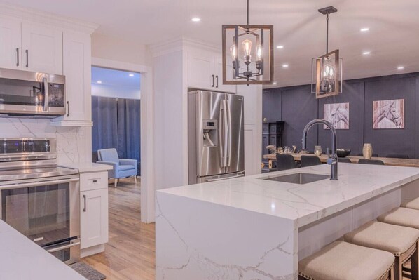 Réfrigérateur, four à micro-ondes, un four, surface de cuisson