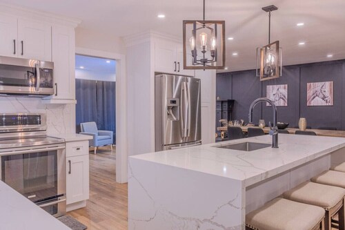 6-Bedroom Modern Escape in Horseshoe-Pool+Hot tub